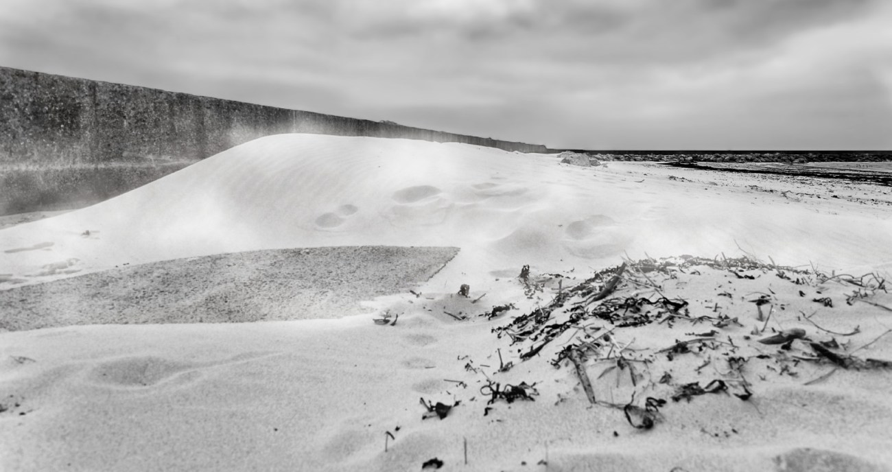 Port du Curnic, jettée du Curnic, sable, ensablement, traces dans le sable, Guissény, finistère, bretagne, noir et blanc