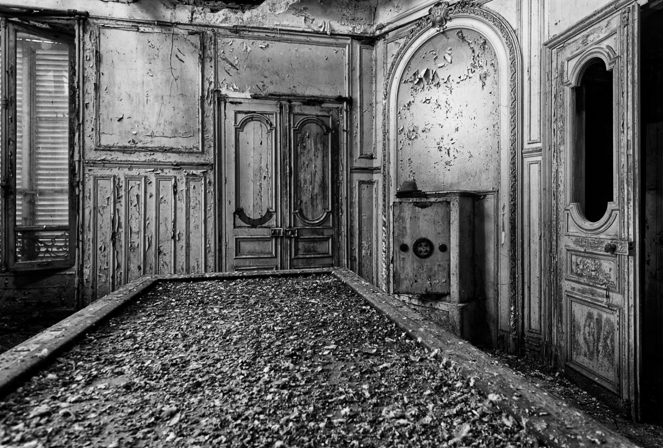 Château Verdure, Urbex, salle de billard du château Verdure, billard, coffre-fort, château verdure en noir et blanc