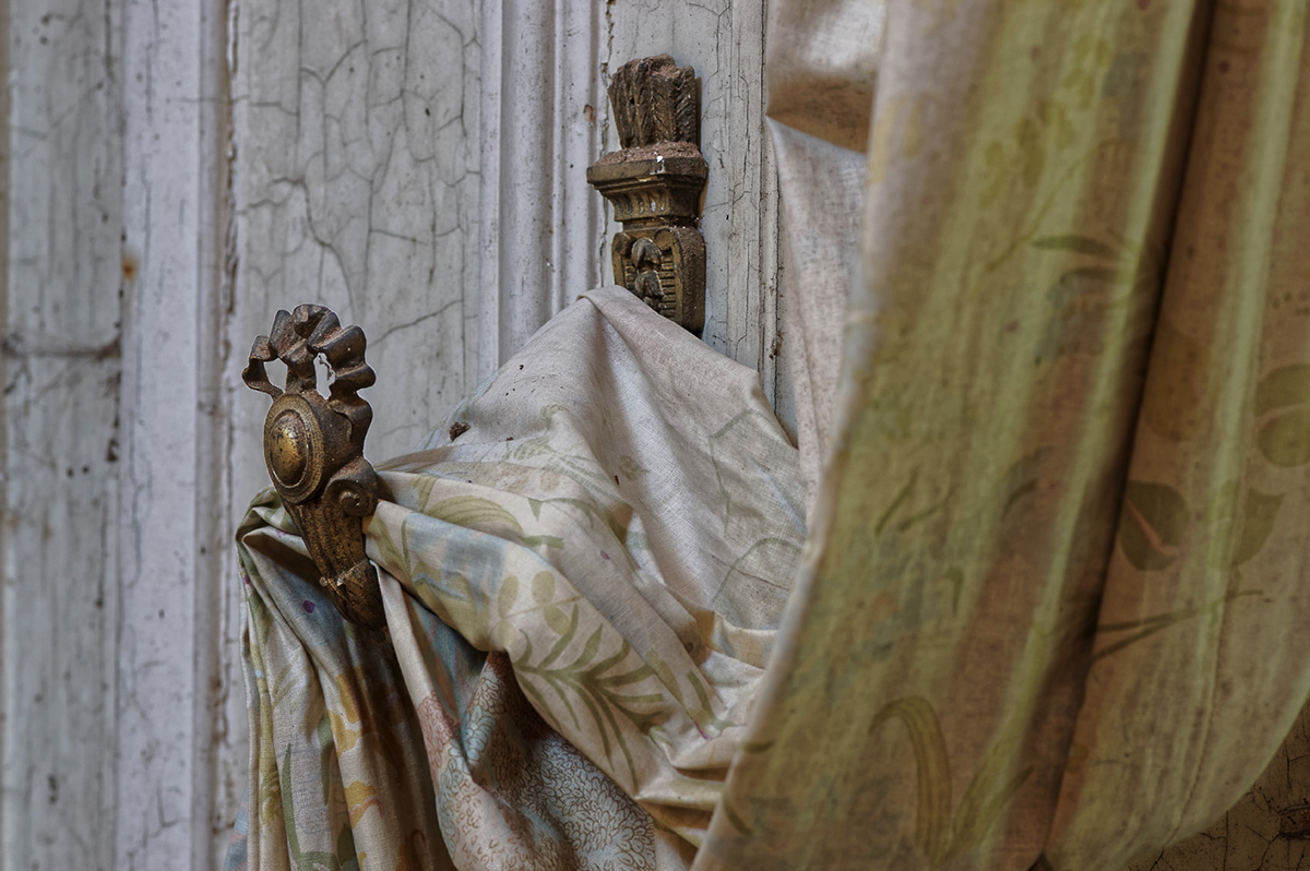 urbex, exploration urbaine, château Verdure, le château Verdure en urbex, salon du château Verdure, rideaux au château Verdure