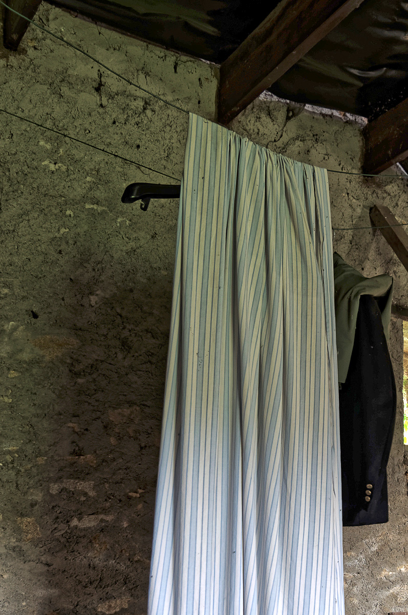 urbex, exploration urbaine, maison cartouches, linge au grenier