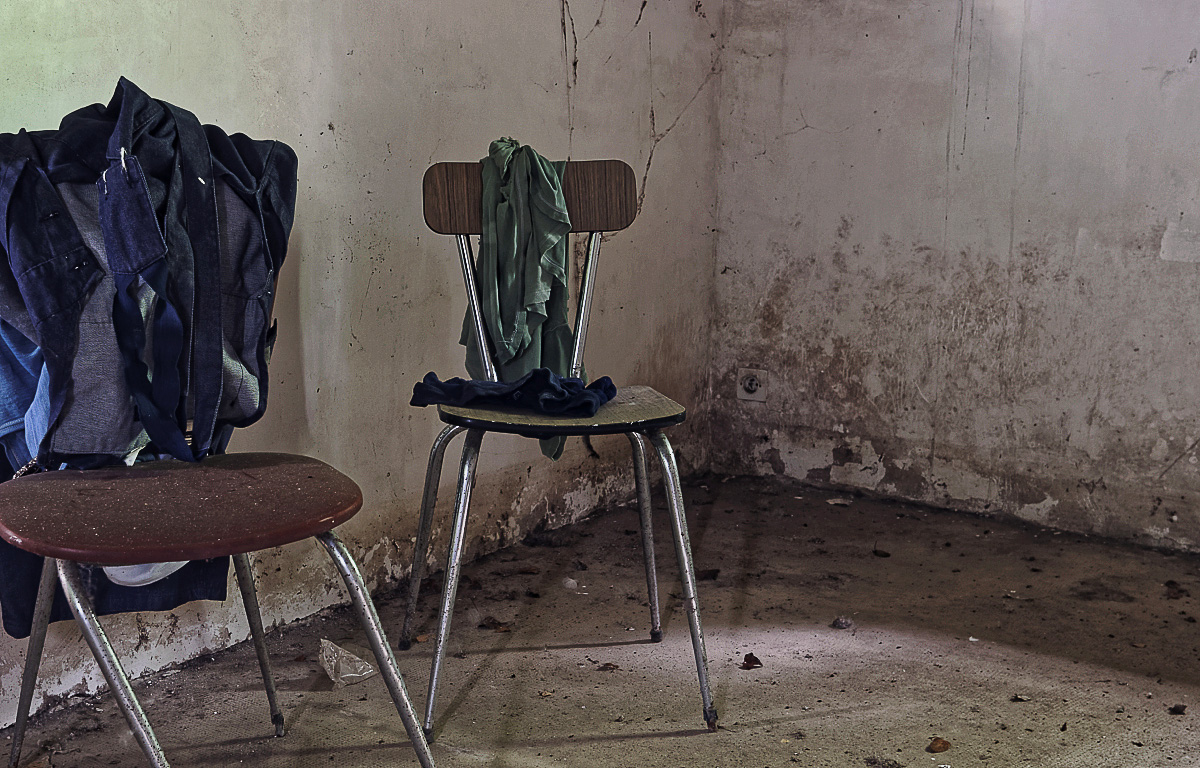 urbex, exploration urbaine, maison cartouches, chaises, vêtements