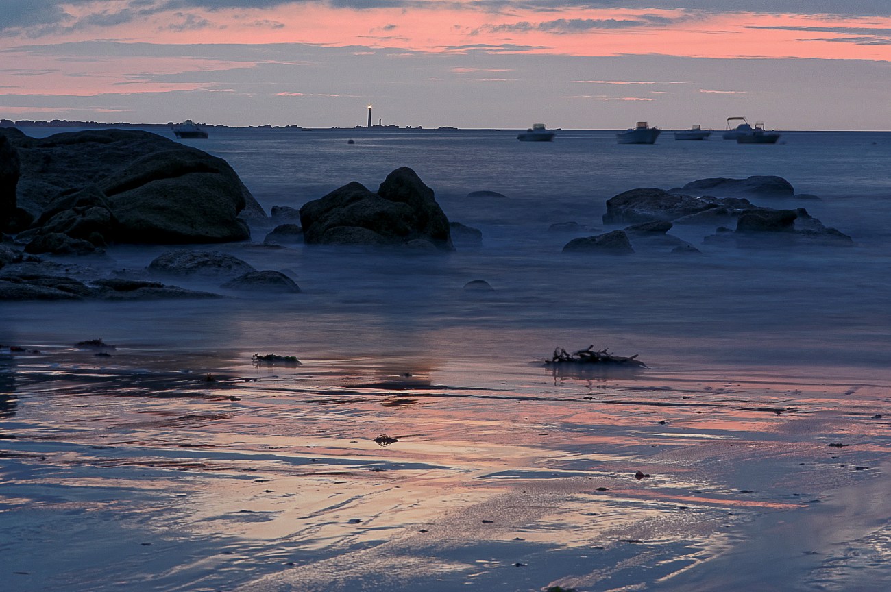 coucher de soleil en pose longue face à l'île Vierge, à Niez Vran, Guissény, Bretagne, Finistère