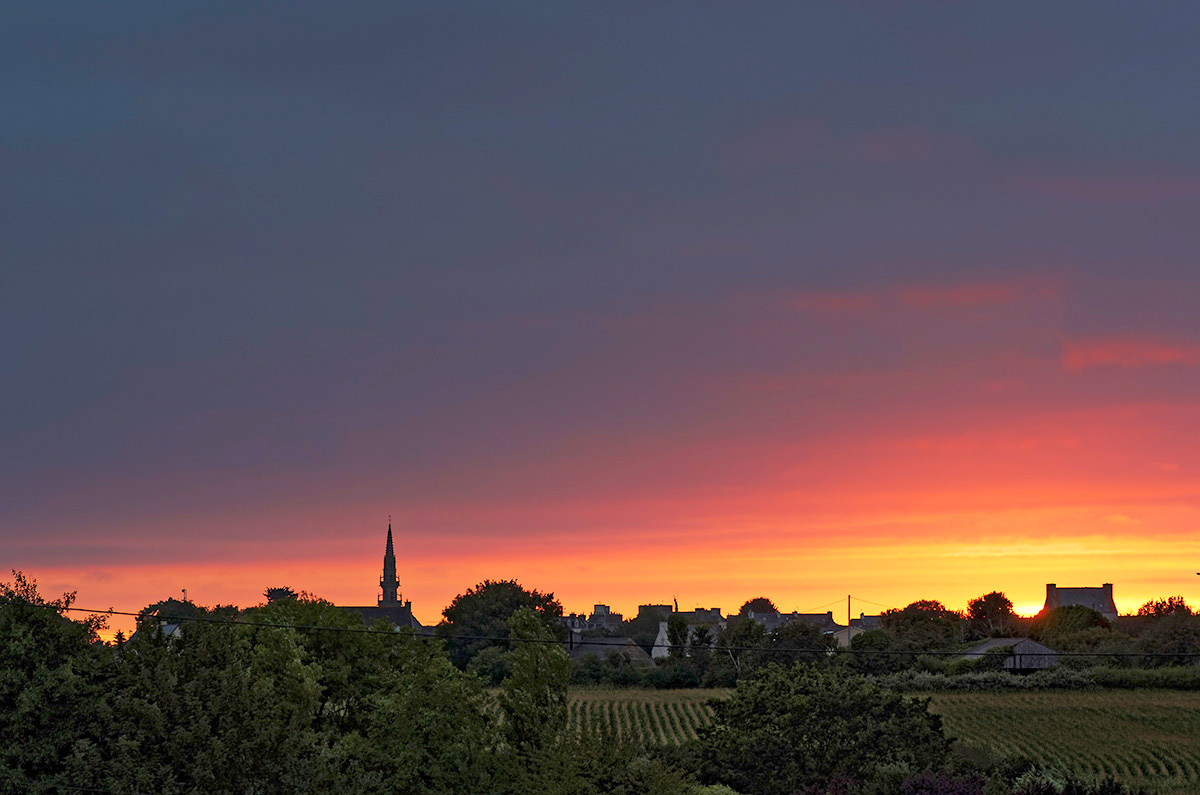 rougeur du soir, coucher de soleil, coucher de soleil sur le bourg de Guissény, Guissény, Bretagne, Finistère
