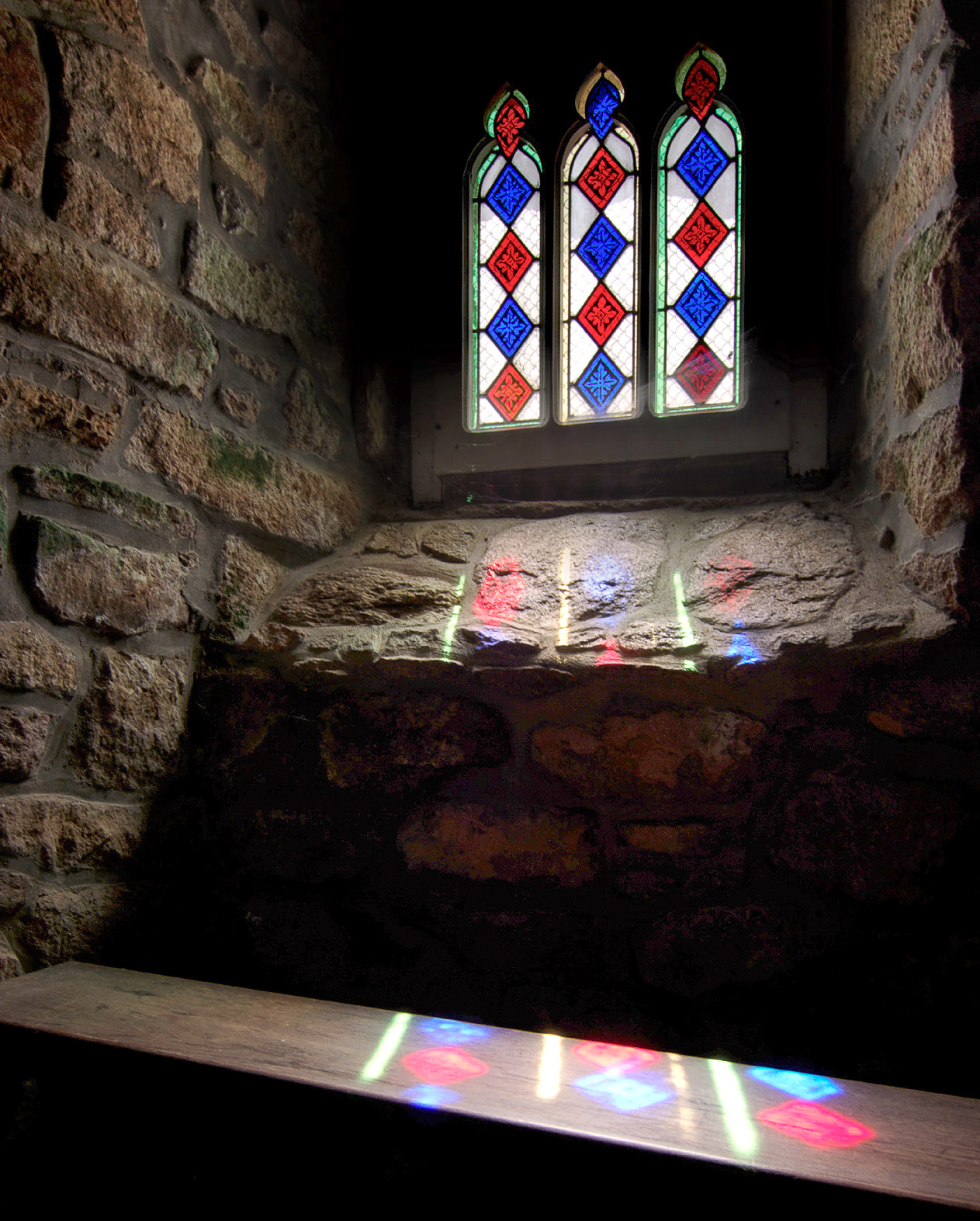 jeux de couleurs et de lumière vitrail ND de la Clarté Kernoues, Kernoues, bretagne, Finistère