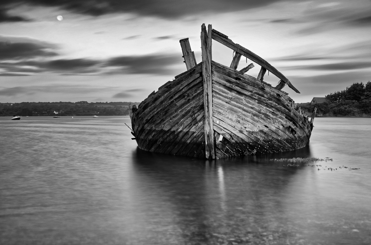 pose longue, noir et blanc, épaves bateaux, cimetière bateaux, Rostellec, finistère, bretagne