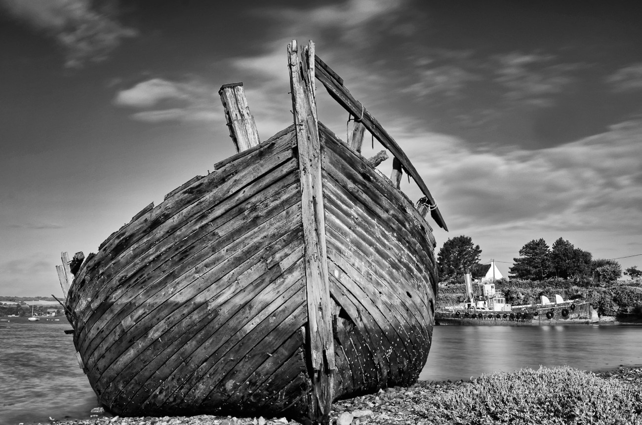 pose longue, noir et blanc, épaves bateaux, cimetière bateaux, Rostellec, finistère, bretagne