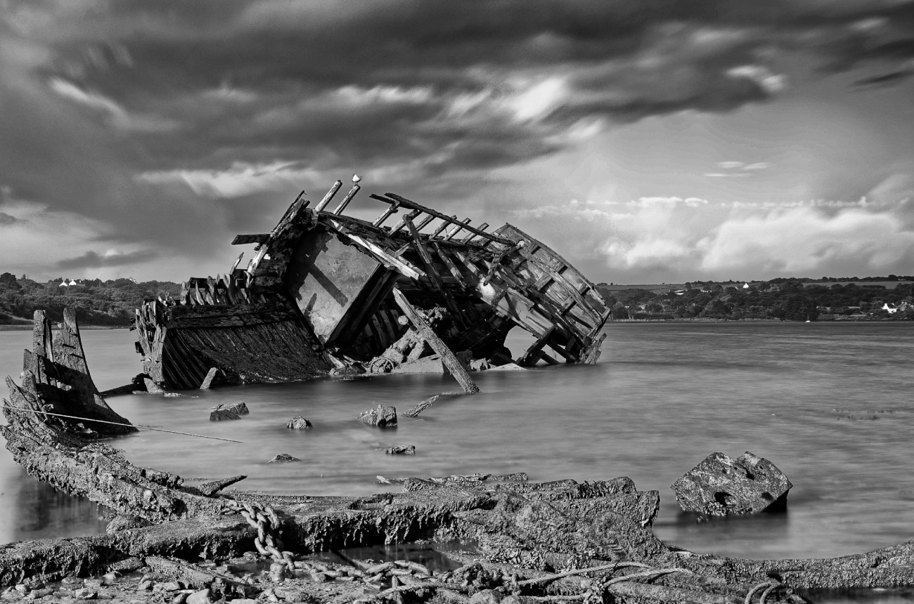 pose longue, noir et blanc, épaves bateaux, cimetière bateaux, Rostellec, finistère, bretagne
