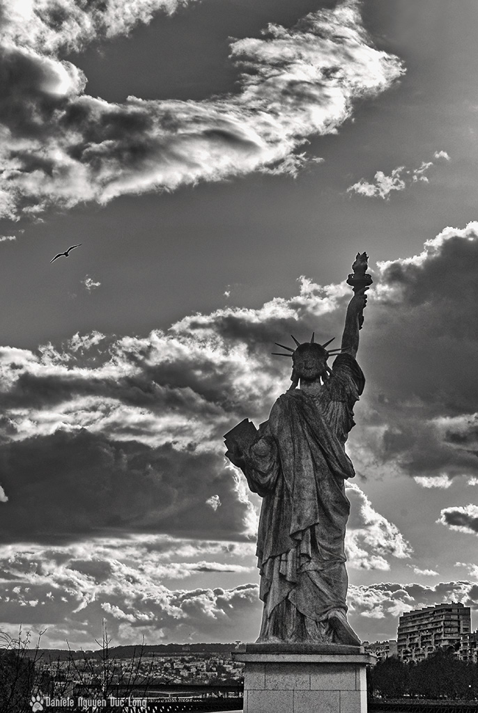 liberté de nous battre pour conquérir la Liberté, noir et blanc, statue Liberté, Paris, île aux Cygnes, 11 septembre