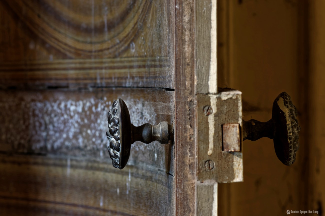 porte entrouverte urbex Verdure