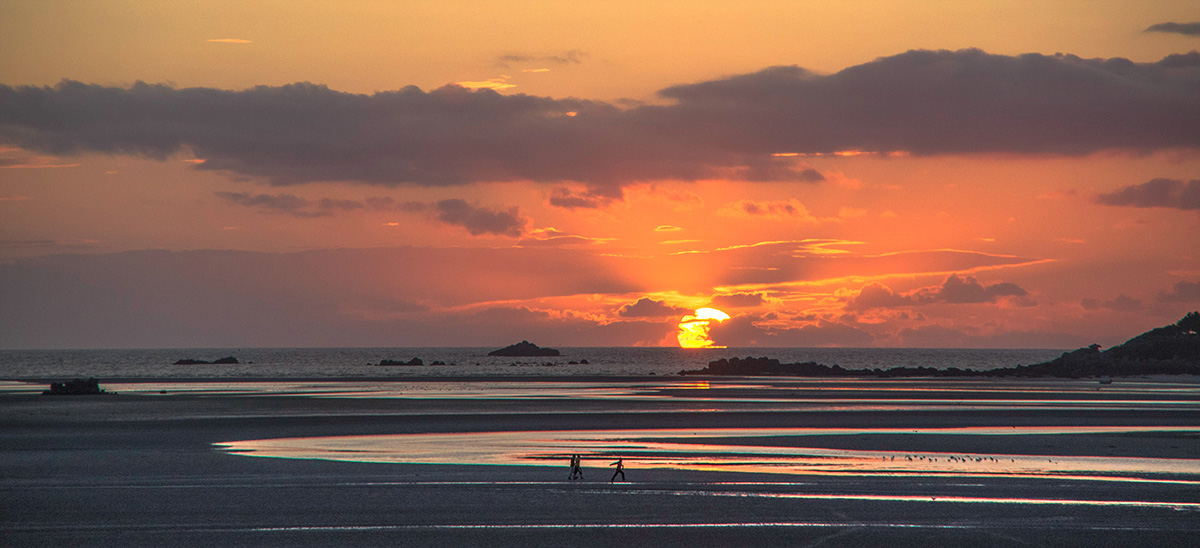 coucher de soleil baie et enfants, coucher de soleil,Guissény, finistère, bretagne