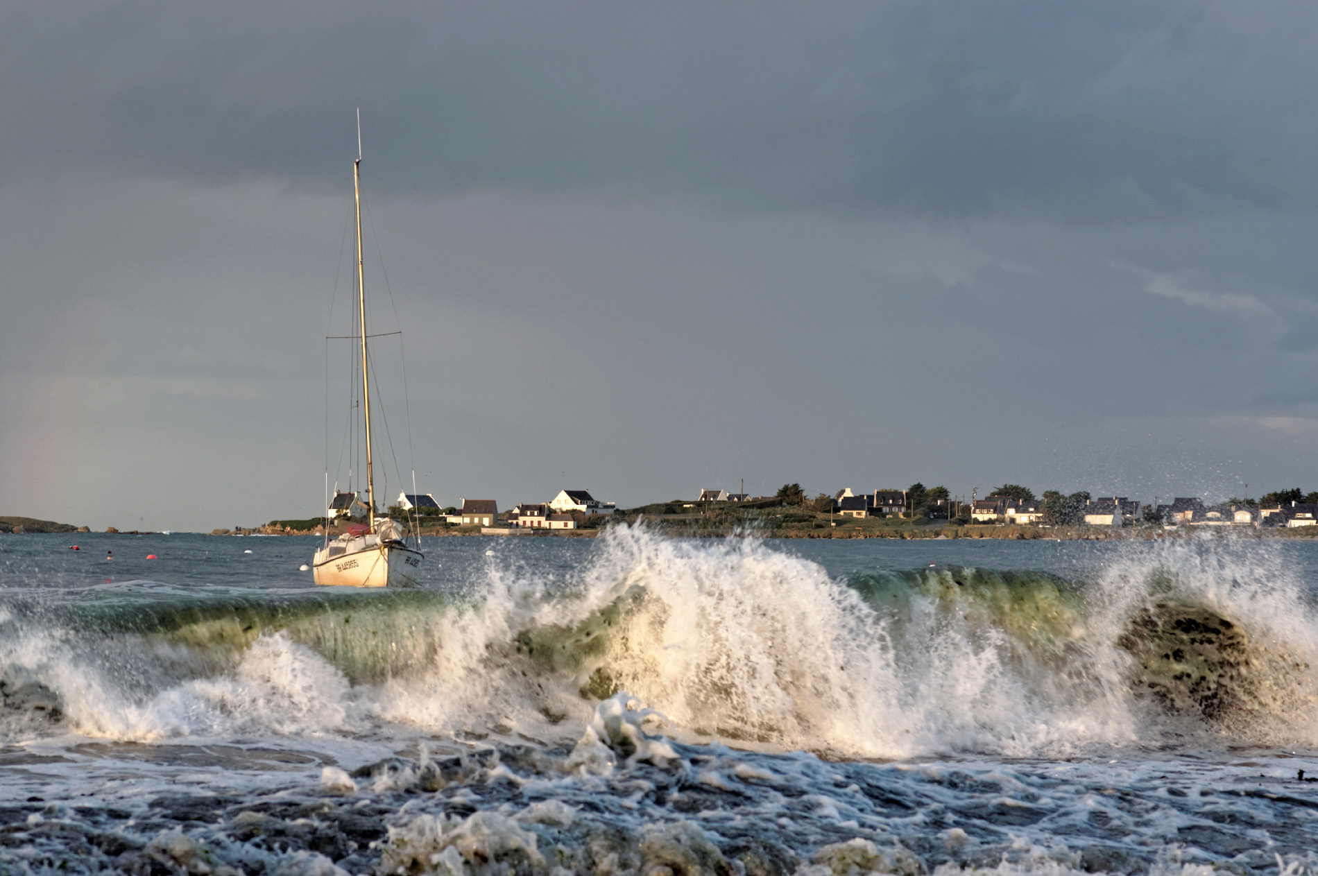 voilier, vagues, arc en ciel au Curnic, Coef 111, grandes marées, Curnic, Guissény, Bretagne, 