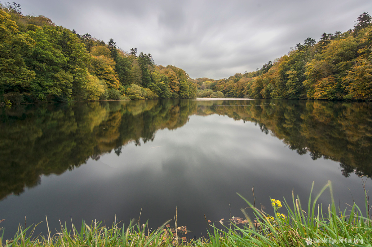 étang de Brézal début d'automne , pose longue étang de Brézal, finistère, bretagne, Pont-Christ