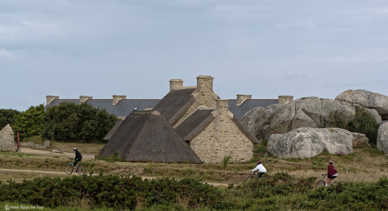 cyclistes de bon matin à Ménéham, village de pêcheurs de Ménéham, Ménéham, Kerlouan, Finistère, Bretagne