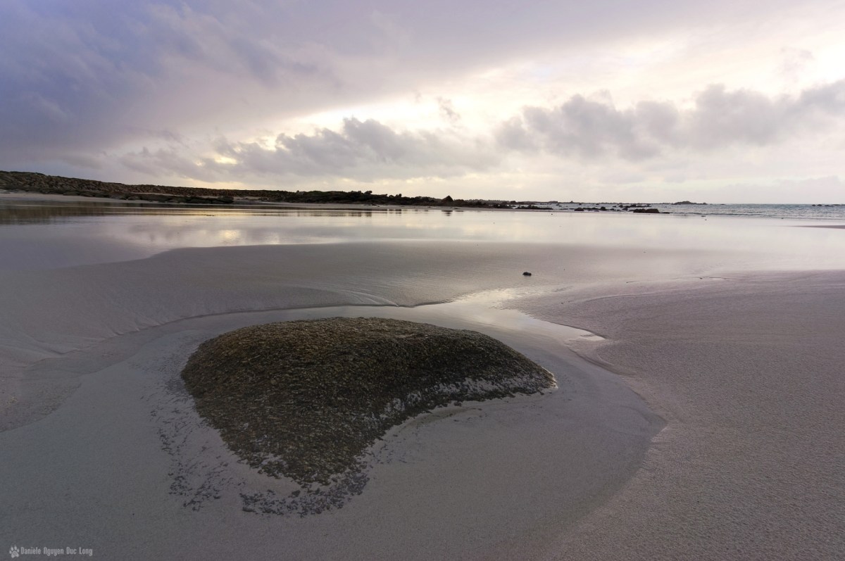 la plage en hiver - Kerlouan - rocher trou d'eau