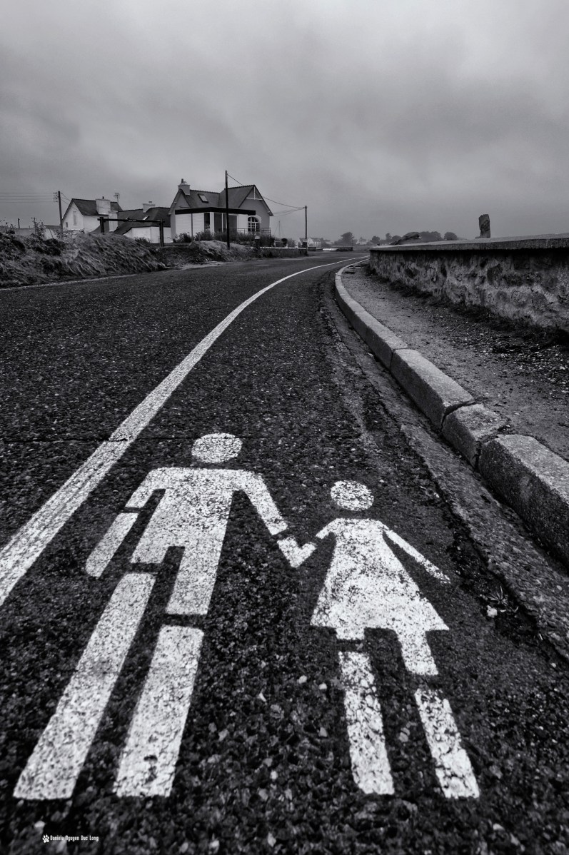 main dans la main chemin du phare de l'ile vierge 01