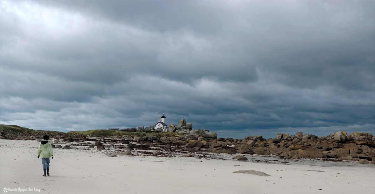 Arnaud sur la plage en direction du phare de Pontusval