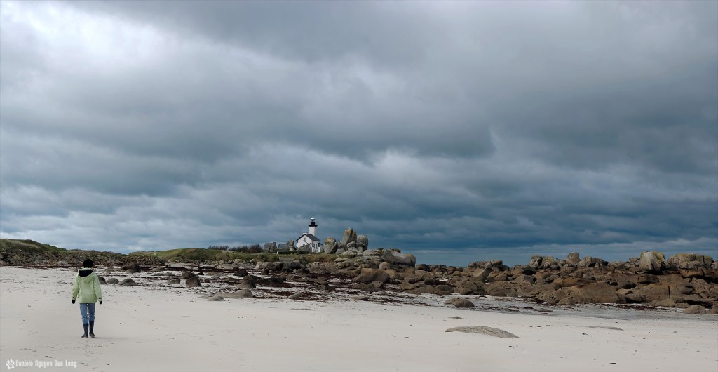 Arnaud sur la plage en direction du phare de Pontusval