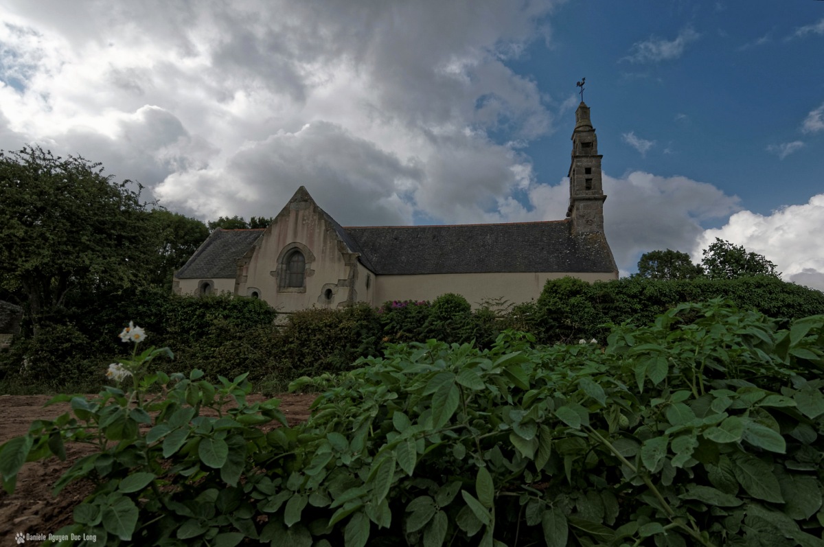 chapelle Guicquelleau depuis les champs, Folgoet, Bretagne, Finistère