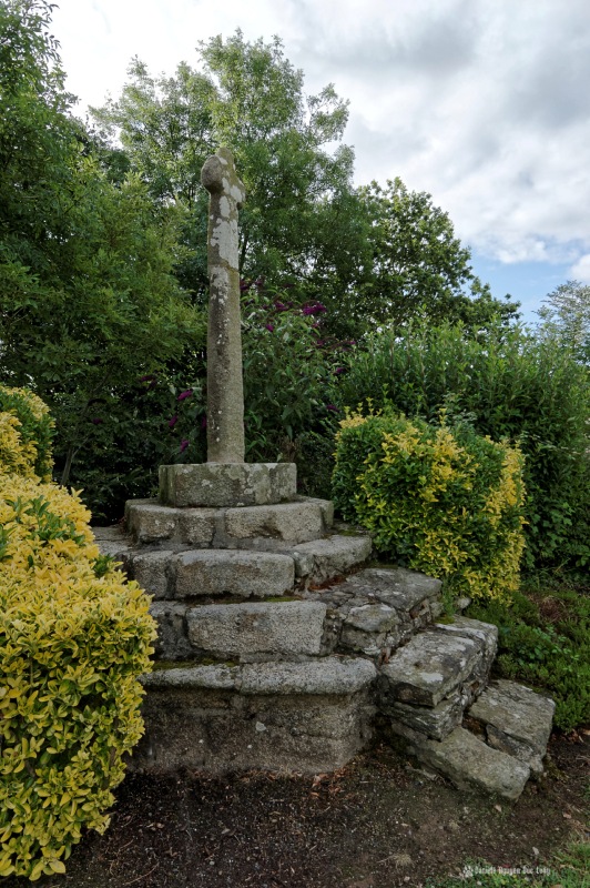 croix à la chapelle Guicquelleau, calvaire, Folgoet, Bretagne, Finistère