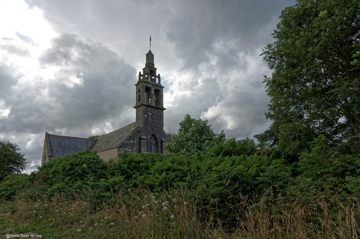 face chapelle Guicquelleau depuis les champs,Folgoet, Bretagne, Finistère