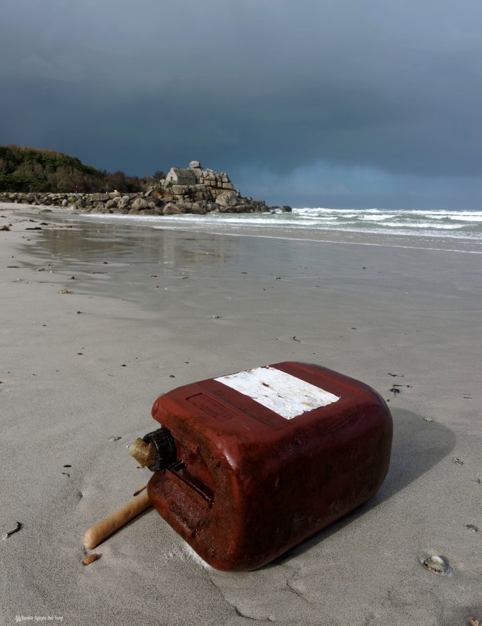 Kerfissien plage de Ode an Deved bidon échoué 2, maison de garde de Lavillo, Ker pors srtiz ou Ode an deved, Cléder, Finistère, Bretagne