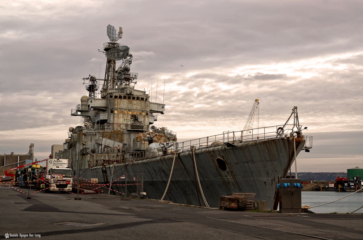 le Colbert au port de commerce à Brest de jour, le Colbert, Le croiseur lance-missiles C611 Colbert, Brest, Bretagne, Finistère