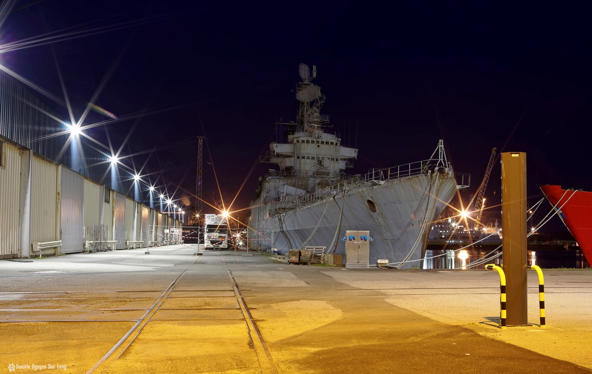 Le Colbert Port de Commerce à Brest de nuit, le Colbert, Le croiseur lance-missiles C611 Colbert,, Brest, Bretagne, Finistère