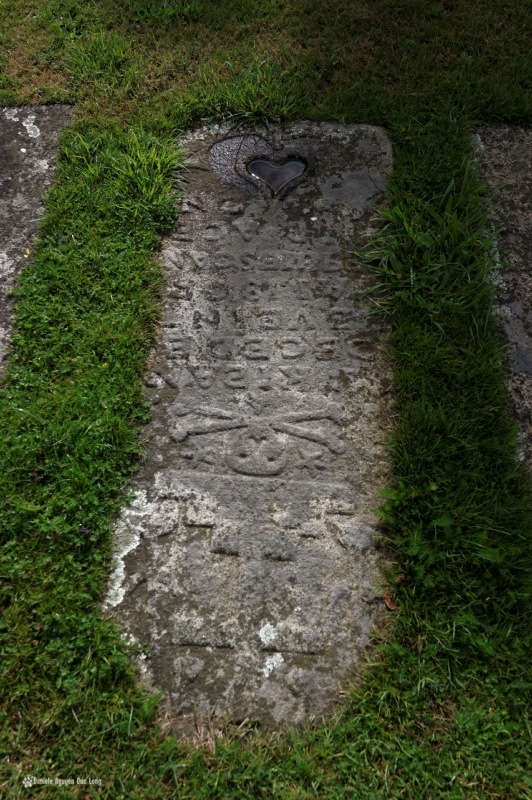 coeur pierre chapelle Guicquelleau, sépulture extérieure chapelle Guicquelleau, Folgoet, Bretagne, Finistère