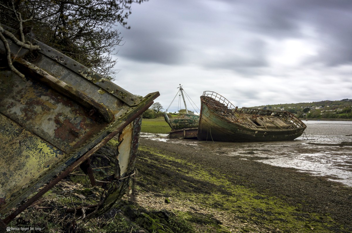 pose longue épaves l'auberlac'h coque trouée gauche, pose longue épaves l'auberlac'h 2 coques face et barge, pose longue épaves l'auberlac'h algues, anse de St-Guénolé, les épaves de St-Guénolé, les épaves de Lauberlac'h, 