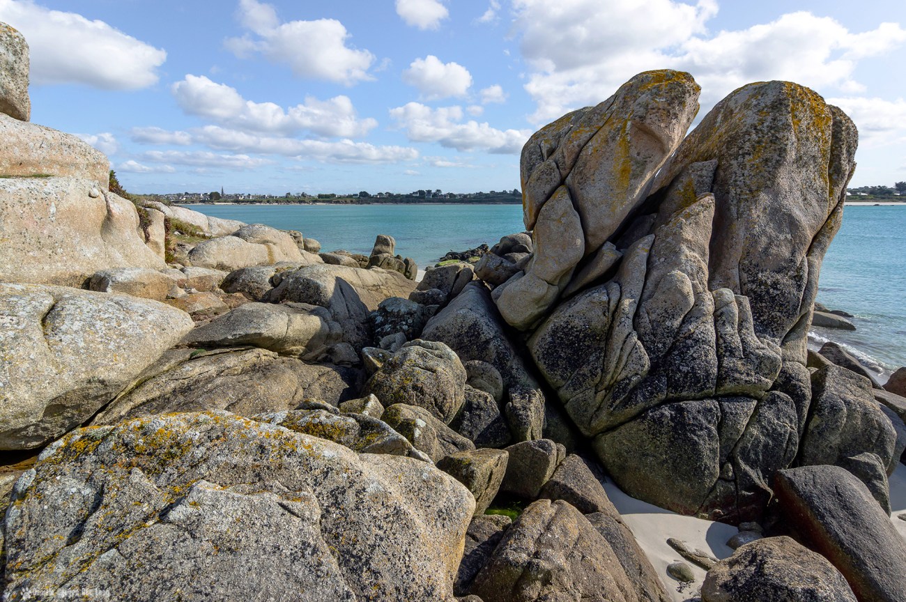 rocher Poulfeunteun vue sur le bourg de Guissény , baie, plage, bourg Guissény, baie de Guissény, mer, rocher, bretagne, finistère