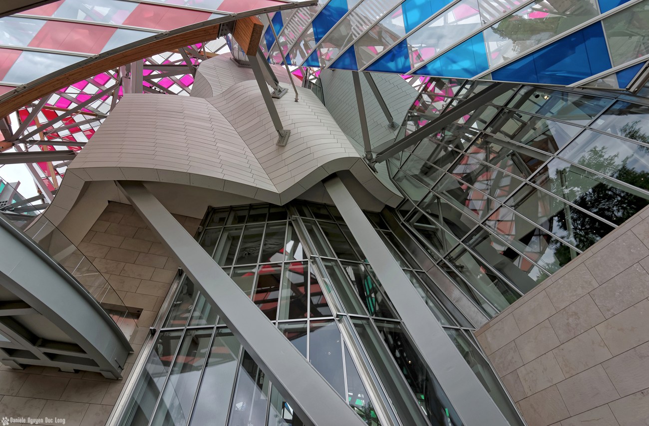 structure et voiles colorées fondation Louis Vuitton, expo temporaire L'Observatoire de la Lumière, Daniel Buren
