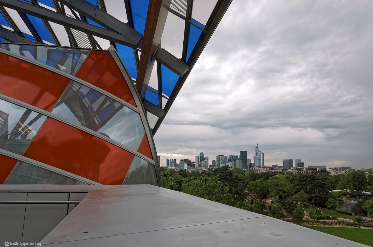 voiles colorées et vue sur la Défense, Fondation Louis Vuitton, structure et voiles colorées fondation Louis Vuitton, expo temporaire L'Observatoire de la Lumière, Danie Buren
