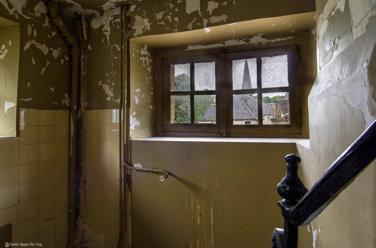 vue église depuis ancien point d'eau expo fenêtre château des 3 anges_ShiftN copie