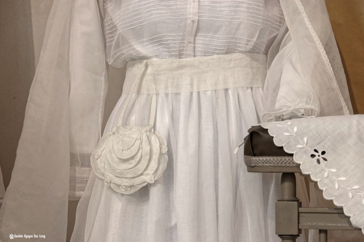 aumonière fleur et prie dieu, bretagne, Guissény, Finistère, exposition costumes communion solennelle, 