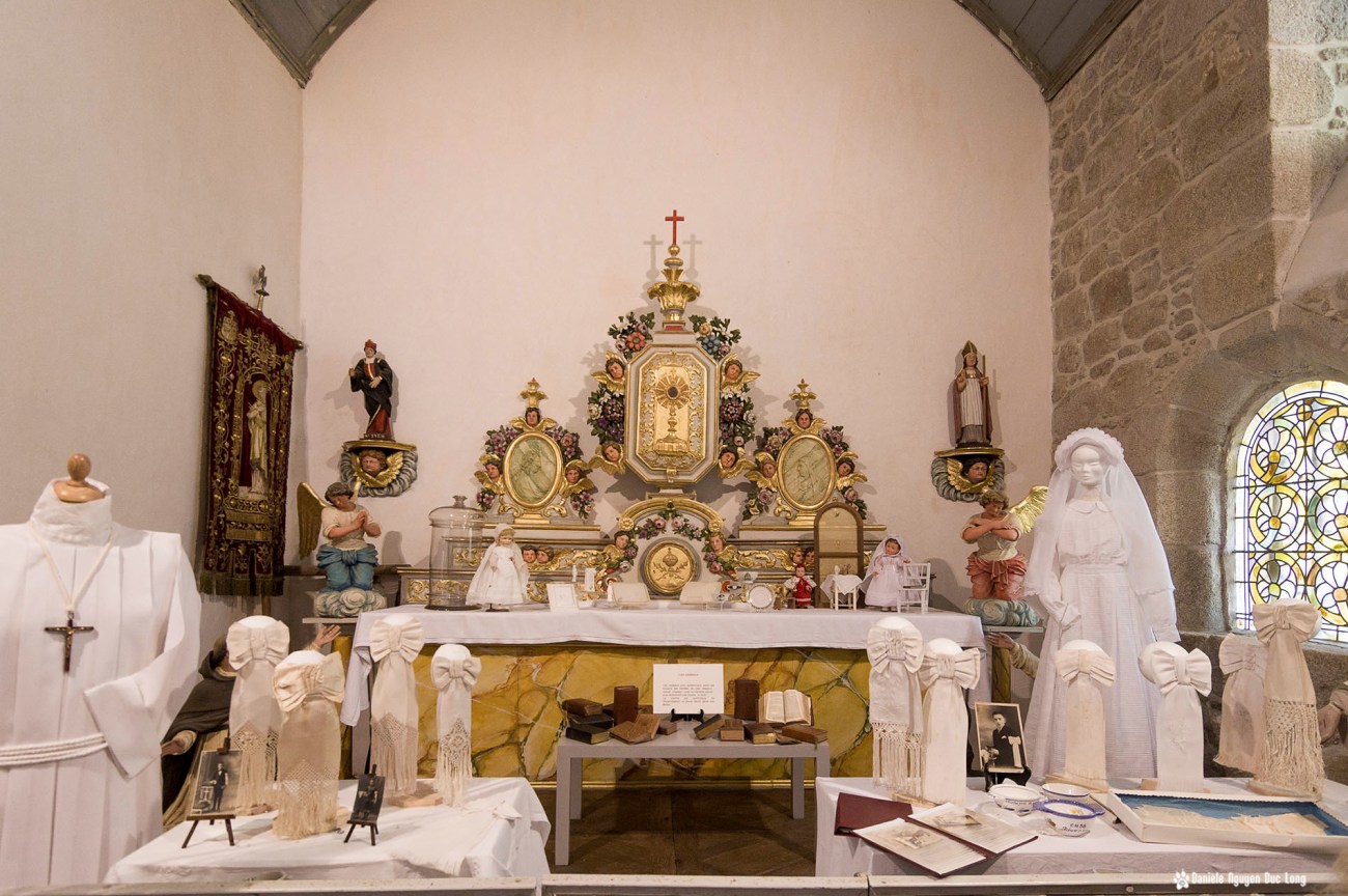 autel chapelle robes communions Guissén, Guissény, Finistère, exposition costumes communion solennelle, 