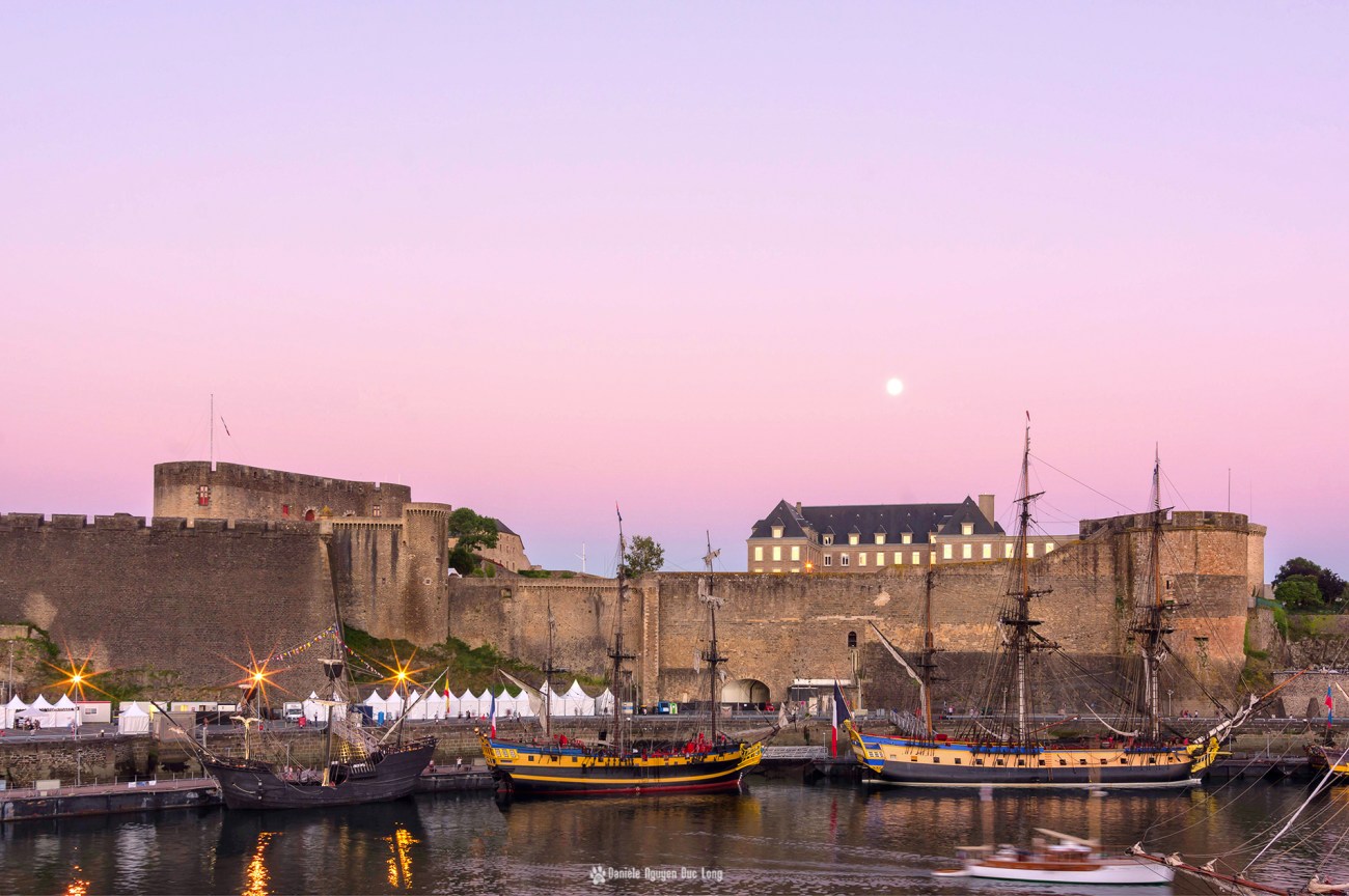 Brest 2016 la penfeld et le chateau à l'heure rose , Brest 2016 , Fête Maritime de Brest 2016, Bretagne, Finistère, Hermione