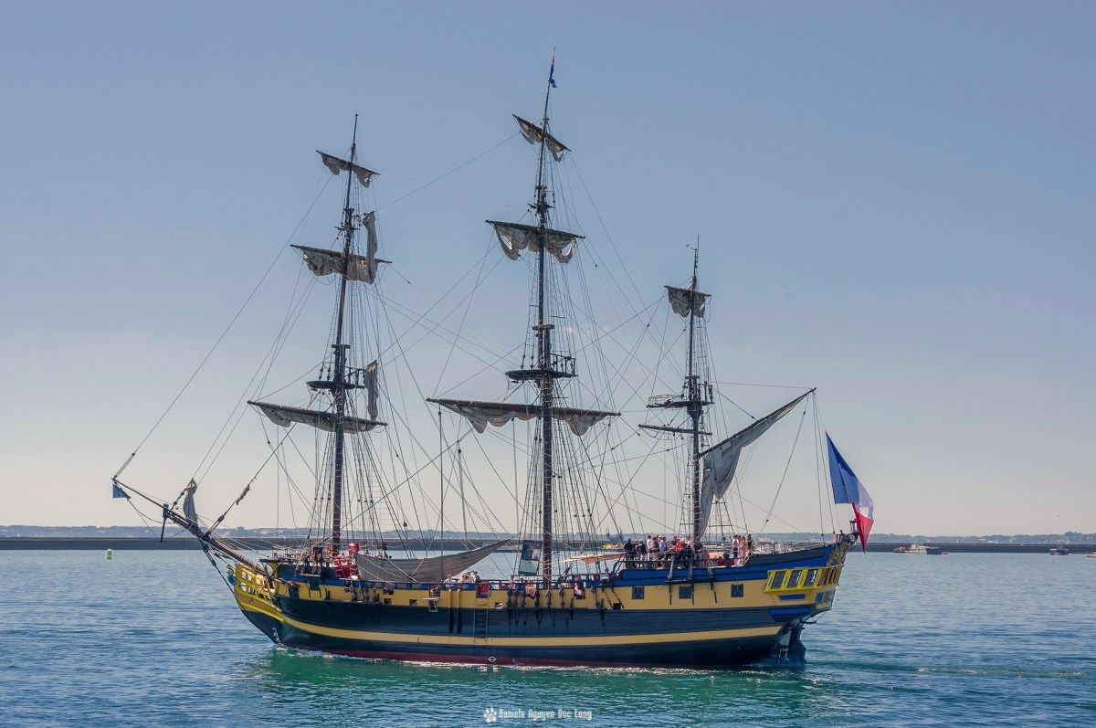 Brest 2016 L'Hermione sortie de la Penfeld voiles affalées, Bret 2016, Fête Maritime de Brest 2016, l'Etoile du Roy, Bretagne, Finistère