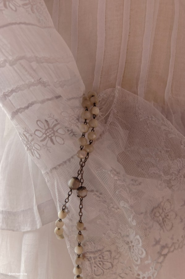 chapelet sur manche dentelle robe communion, Guissény, Finistère, exposition costumes communion solennelle, 