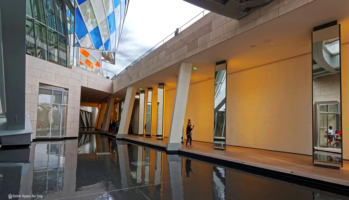 couloir miroirs jaunes et reflets bassin Fondation Louis Vuitton, Olafur Eliasson, Inside the horizon, 2014. , Paris, Fondation Vuitton