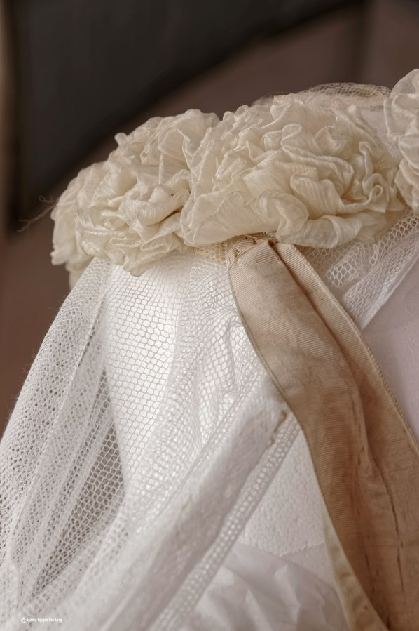 couronne satin et dentelle communion, Guissény, Finistère, exposition costumes communion solennelle, 