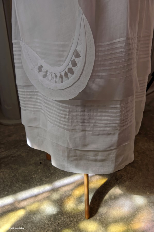 détail ceinture robe communion et reflet vitraux , Guissény, Finistère, exposition costumes communion solennelle, 