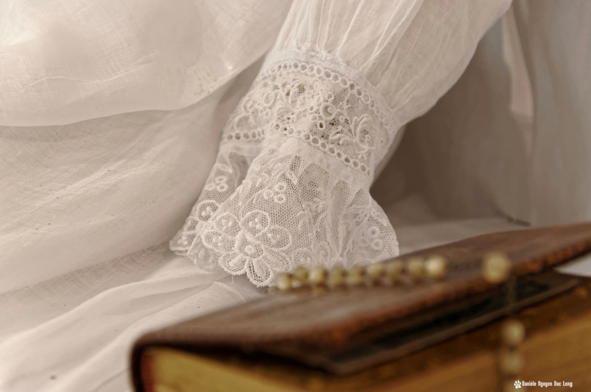 détail dentelle manche robe communion et bible, Guissény, Finistère, exposition costumes communion solennelle, 