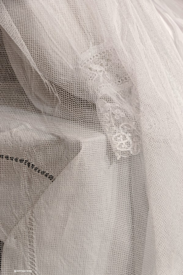 détail tulle robe communion, Guissény, Finistère, exposition costumes communion solennelle, 
