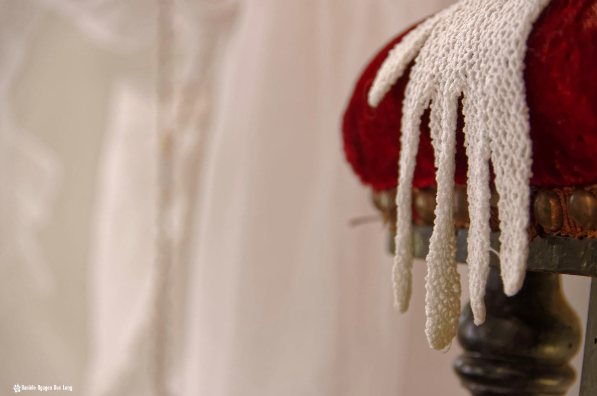 gants communion prie dieu, Guissény, Finistère, exposition costumes communion solennelle, 