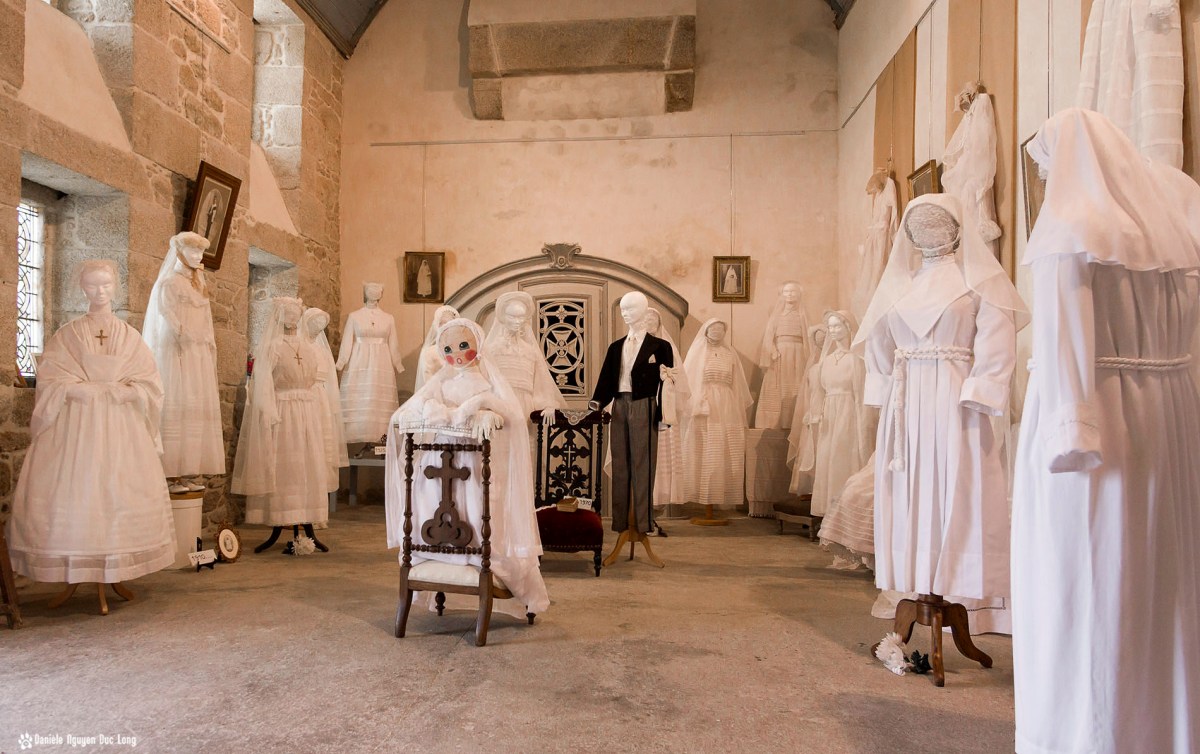 vue d'ensemble robes communions chapelle Guissény, bretagne, Guissény, Finistère, exposition costumes communion solennelle,