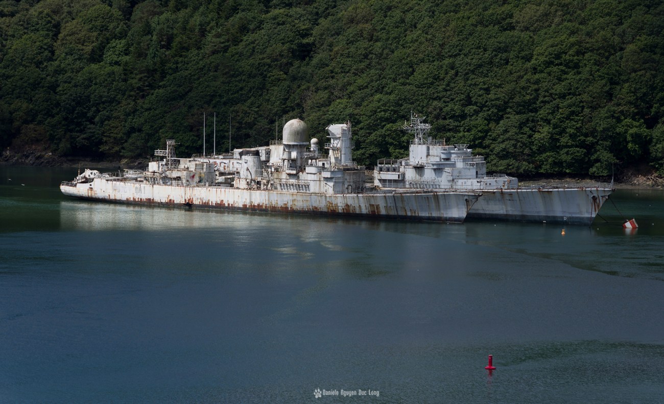 bateaux militaire de Landevennec vue du haut de l'abbaye, cimetière militaire de Landevennec, Bretagne, Finistère