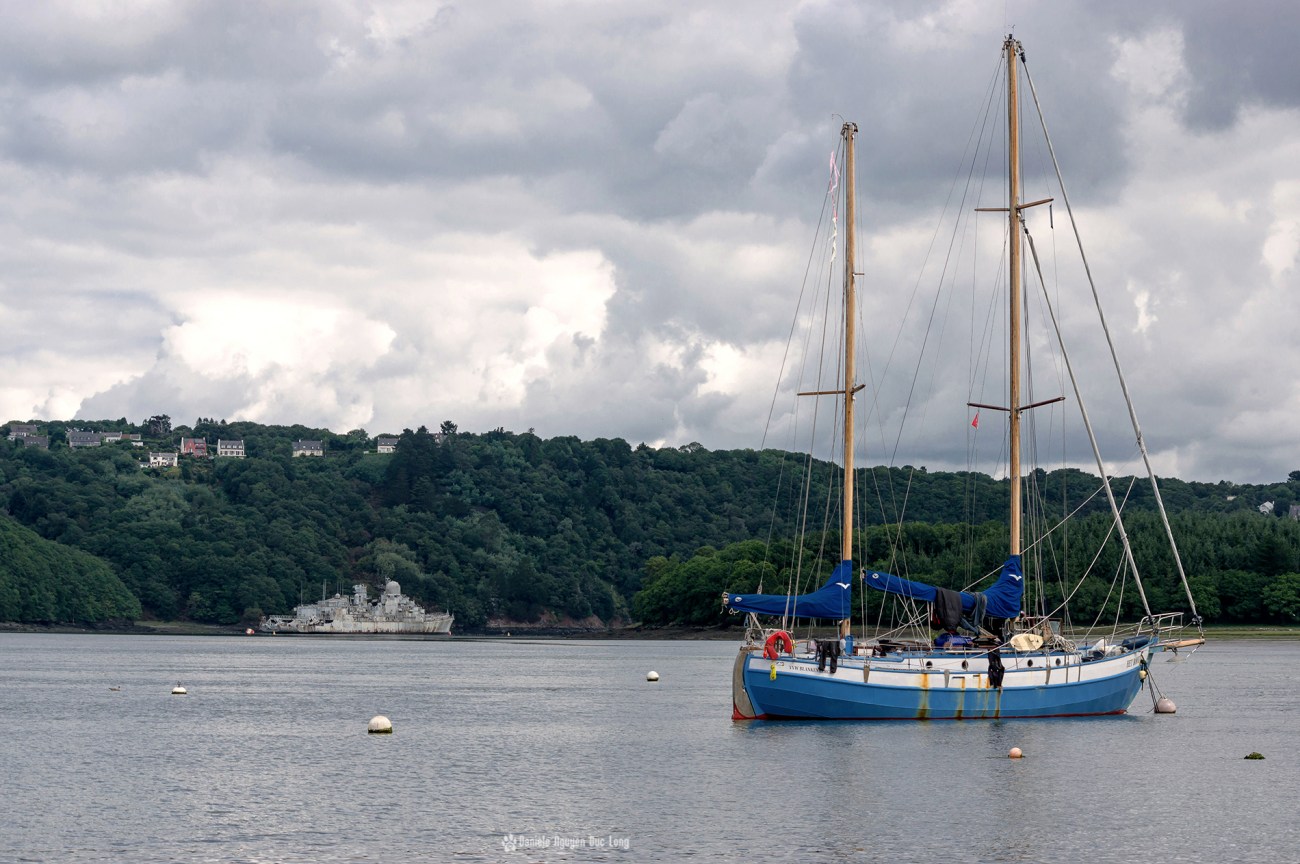 bateaux militaires vue du moulin mer du Folgoat, bateaux militaire de Landevennec vue du haut de l'abbaye, cimetière militaire de Landevennec, Bretagne, Finistère
