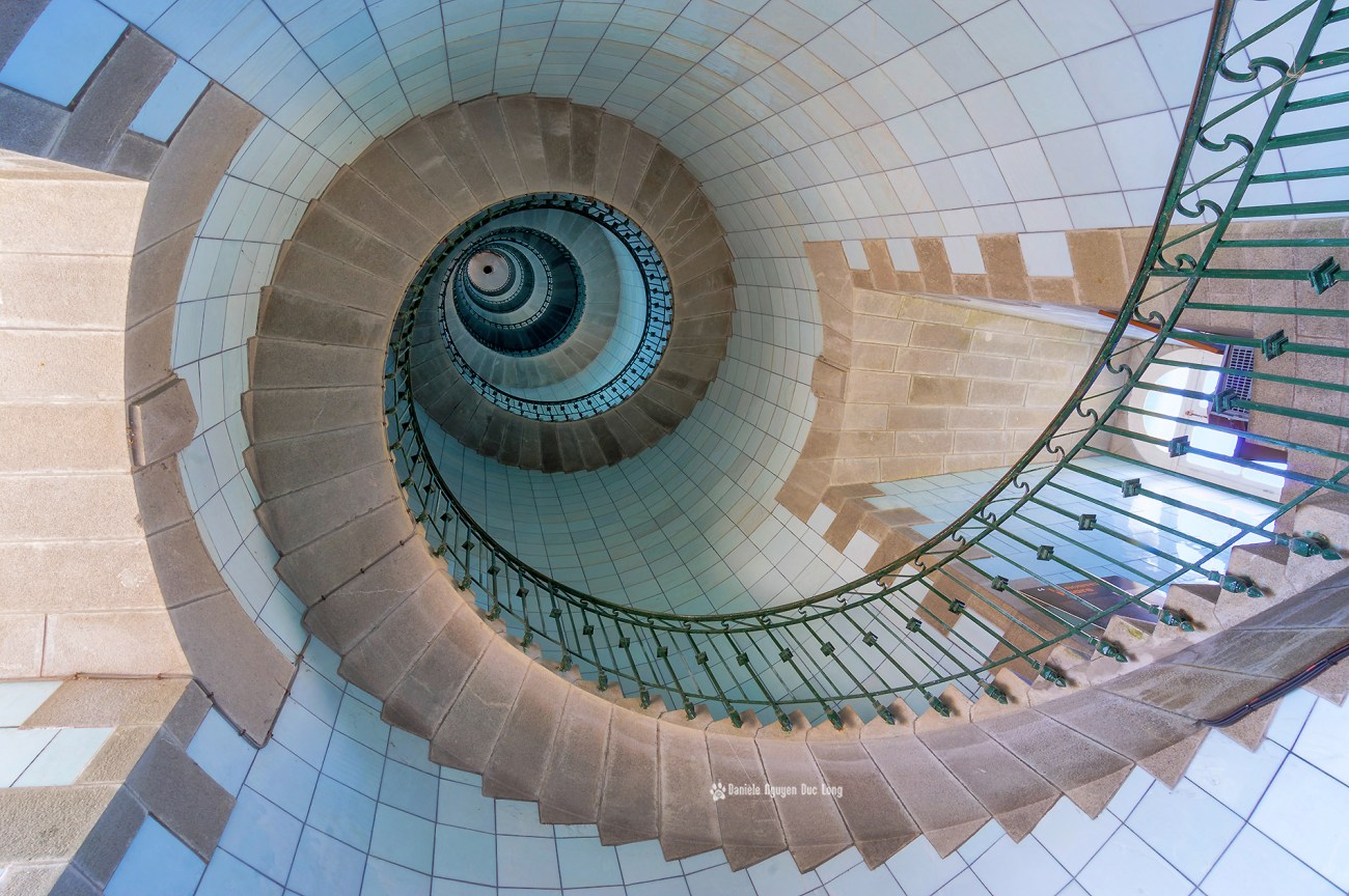 escalier phare de l'Ile Vierge, escalier en plaque d'opaline bleu azur du phare de l'Ile Vierge, Lilia, Plouguerneau, Finistère, Bretagne