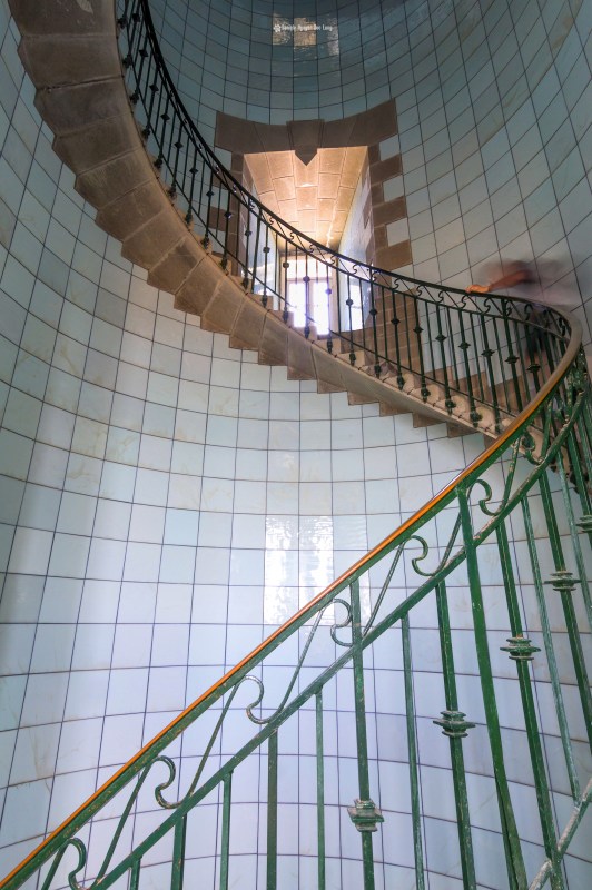montée escalier phare de l'île Vierge escalier phare de l'Ile Vierge, escalier en plaque d'opaline bleu azur du phare de l'Ile Vierge, Lilia, Plouguerneau, Finistère, Bretagne