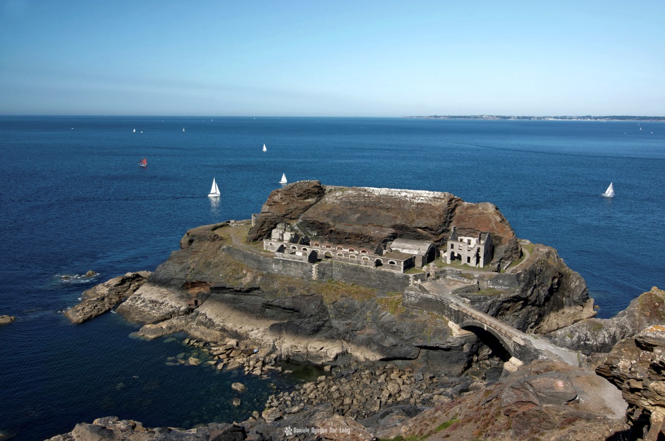 le-fort-des-capucins-vue-depuis-le-haut-de-la-falaise, Roscanvel, îlot du Capucin, Bretagne, Finistère